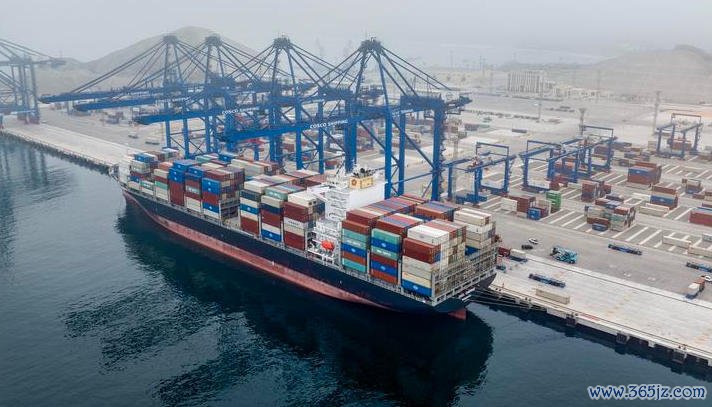 2025年5月16日,一艘集装箱船靠岸在秘鲁昌凯港 新华网