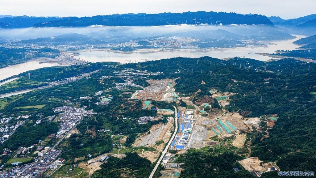 6月8日拍摄的三峡水运新通谈工程三峡要害新通谈施工现场。新华社记者 肖艺九 摄